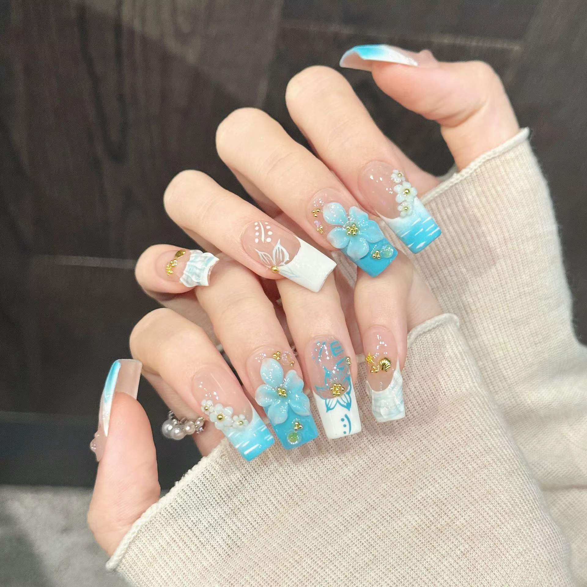 10 pièces d'ongles carrés longs pressés faits à la main, [Bordure de fleurs bleues] Fleurs bleues en relief, jolis faux ongles, adaptés aux femmes