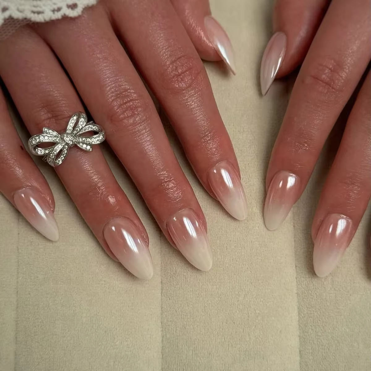 Faux ongles carrés courts brillants nacrés bleus unis pour l'été
