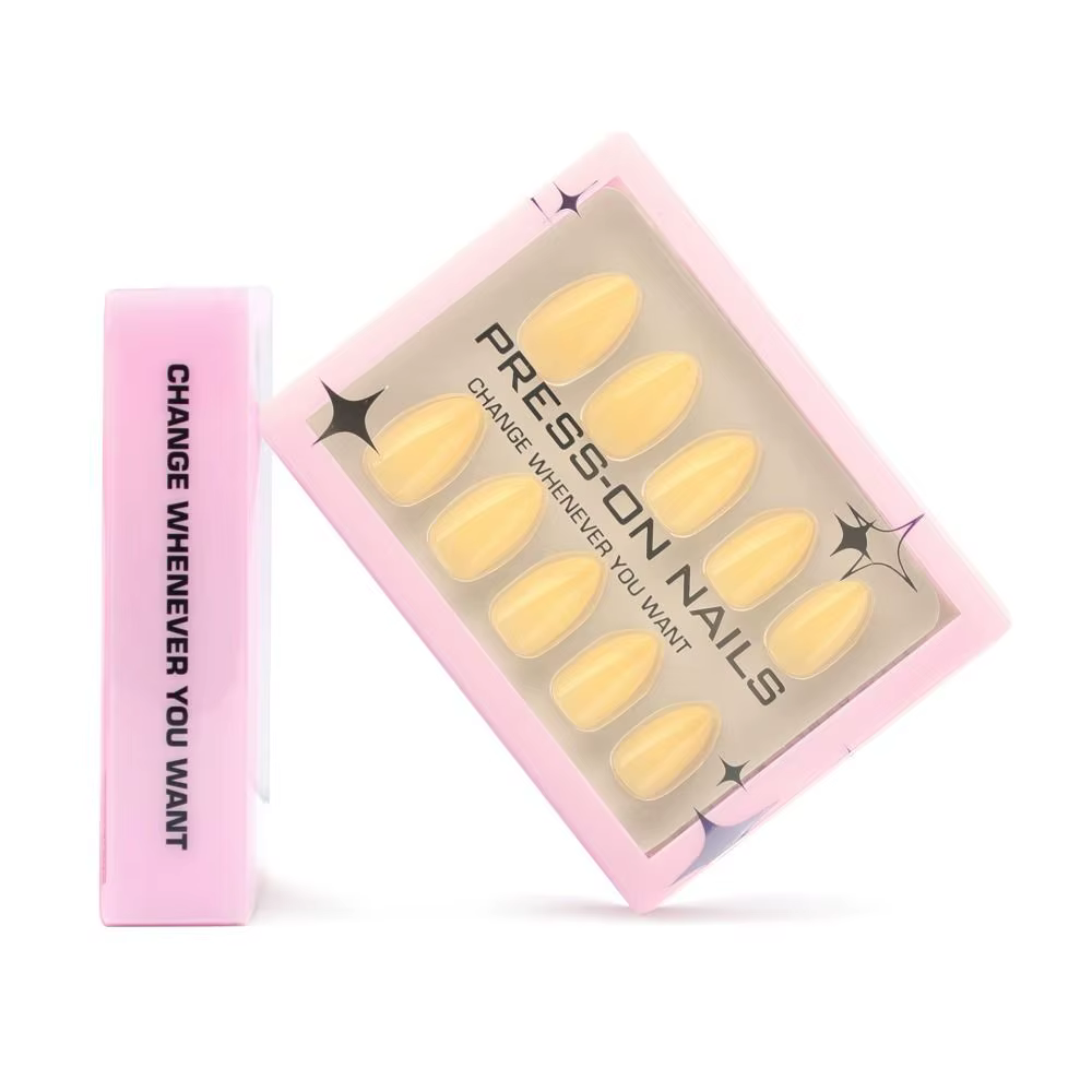 Faux ongles longs en amande pour manucure