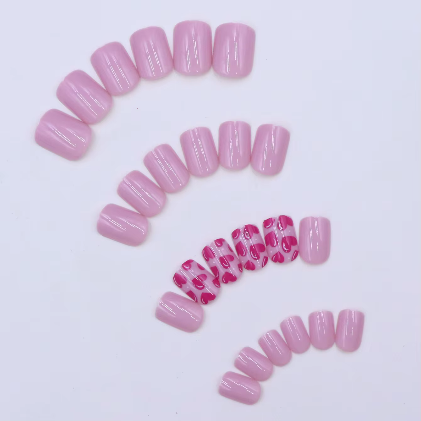 96 faux ongles courts carrés français pressés avec motif cœur
