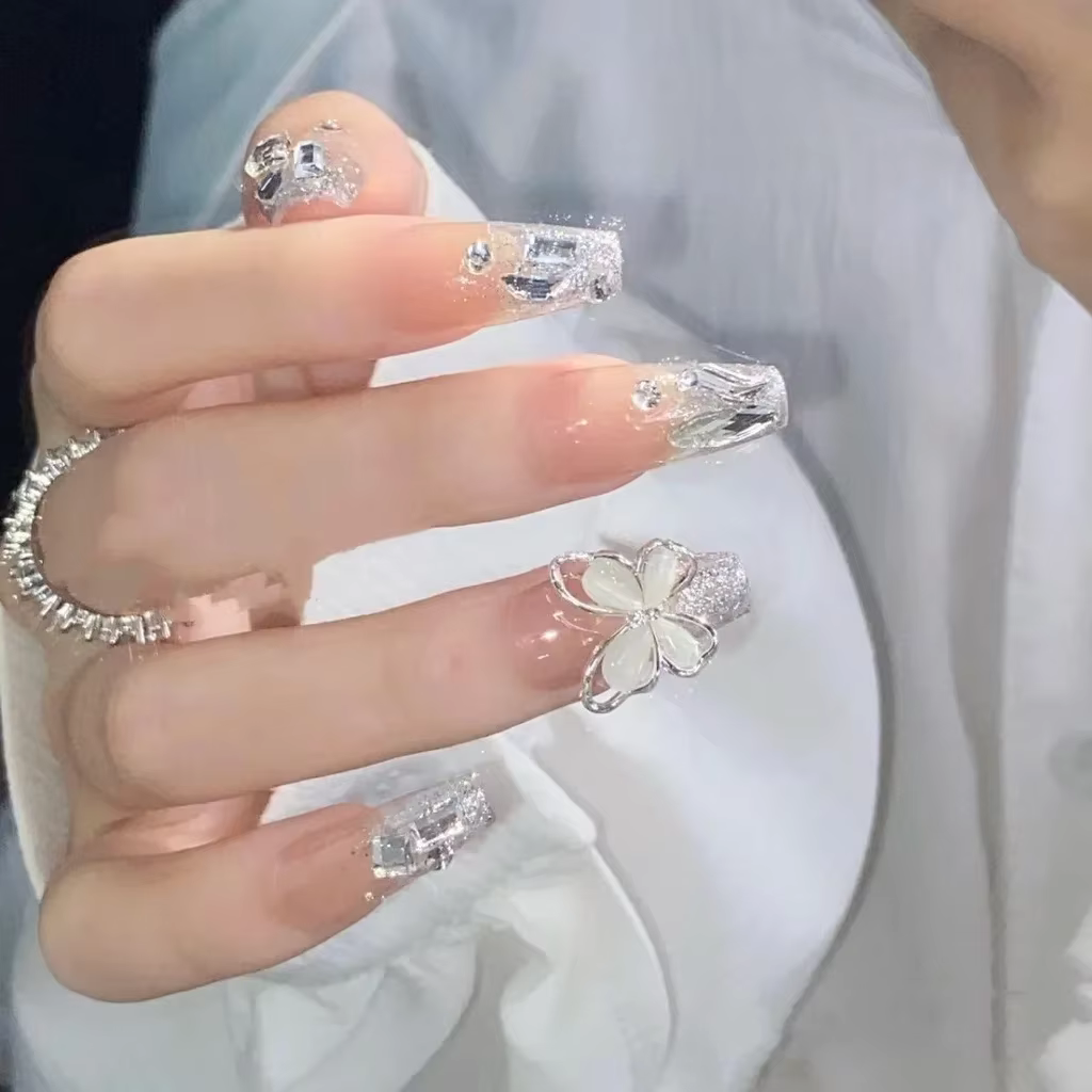 Faux ongle manucure patch flash argent diamant papillon portant la pièce