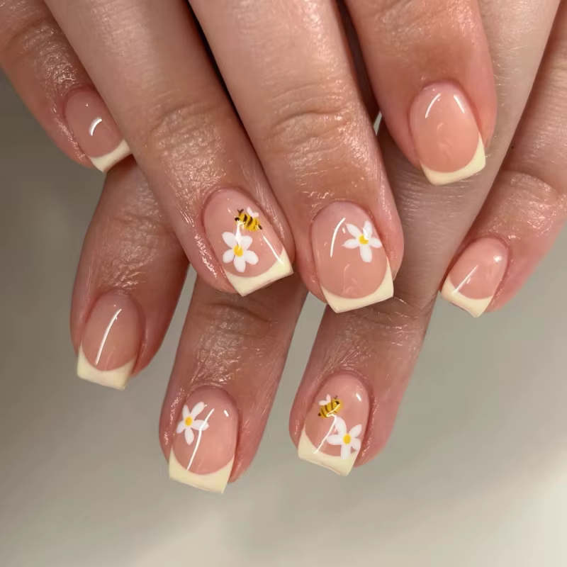 Lovely Bee Little Flowers Summer Nail Art Yellow French Short Almond Fake Nails Detachable Finished False
