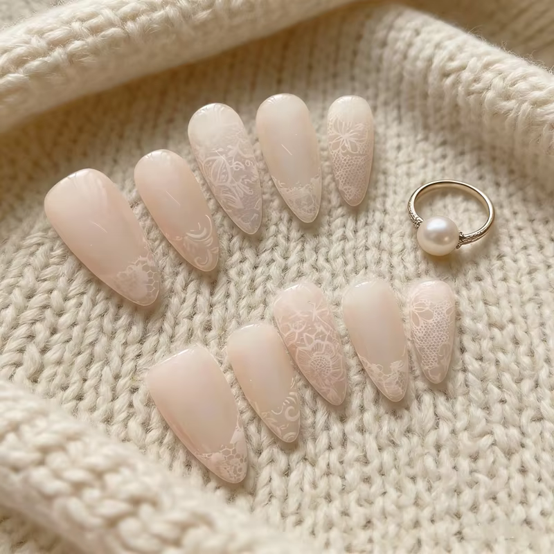 10 faux ongles en dentelle faits à la main