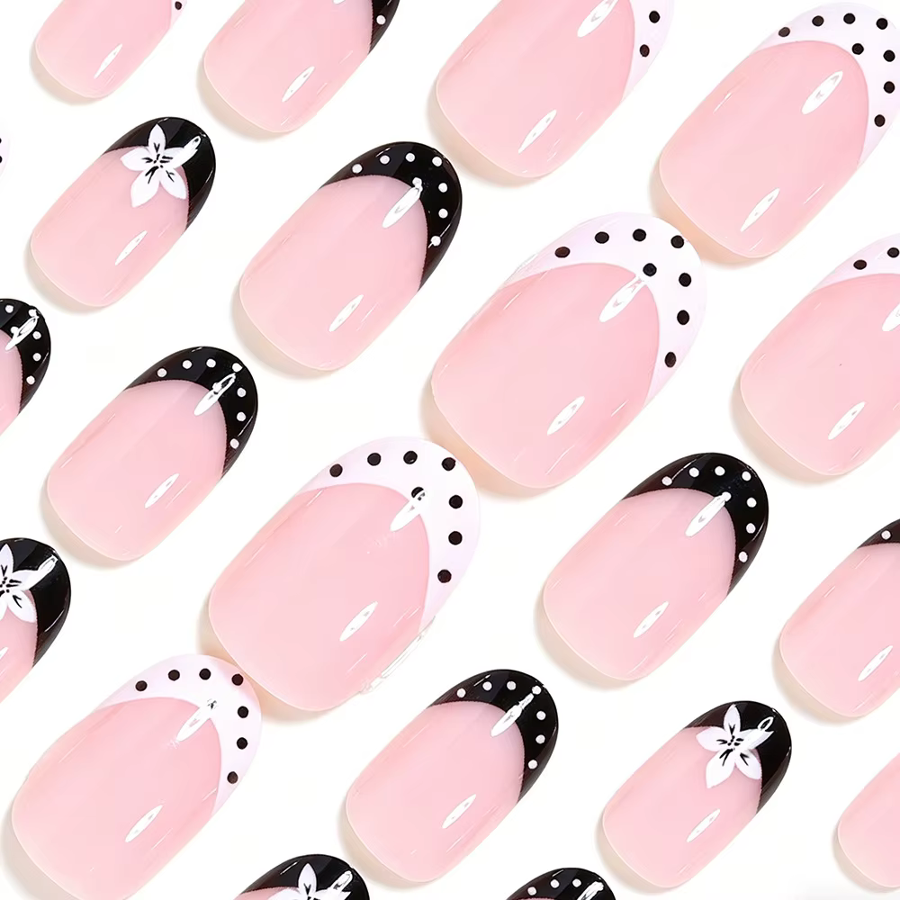 Ongles pressés simples noir et blanc avec fleurs blanches et pois noirs et blancs. 24 faux