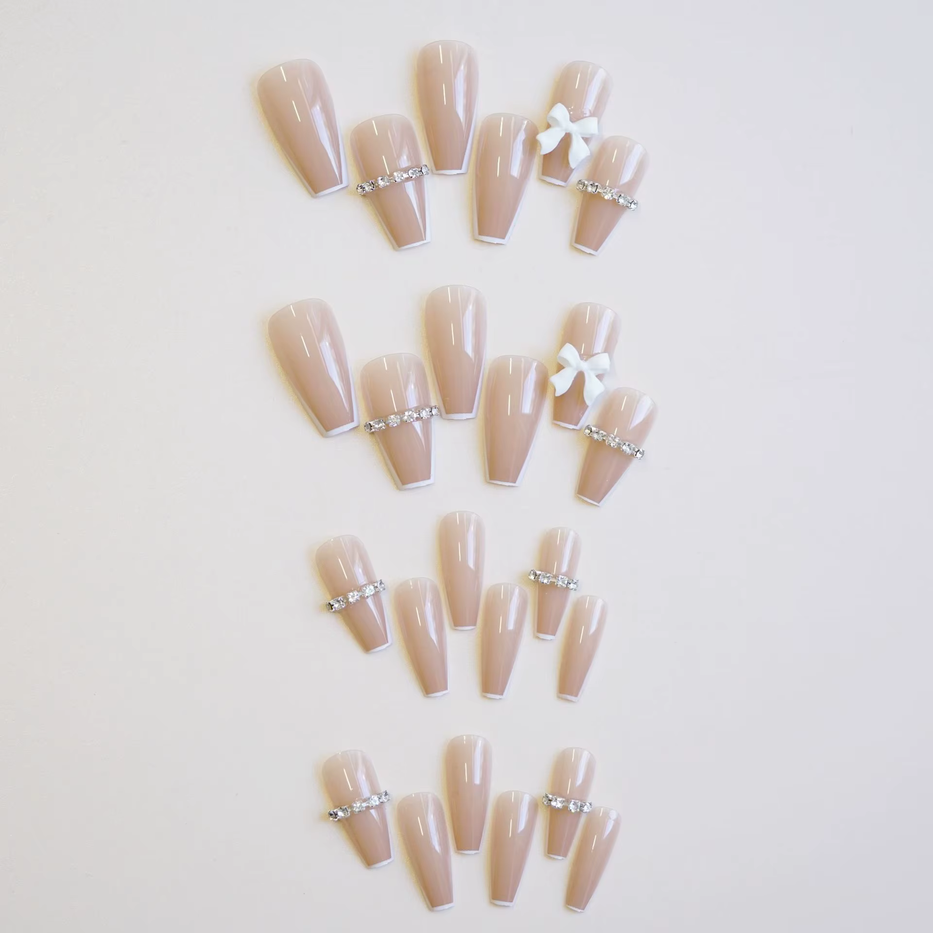 24 pièces/1 boîte de faux ongles courts en T avec chaîne papillon blanche