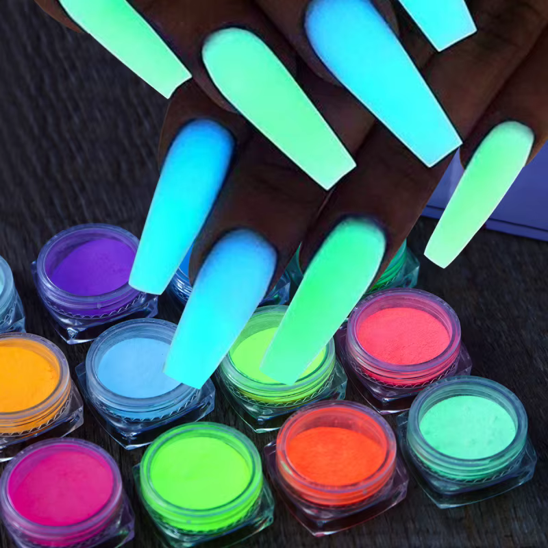 Poudre à ongles qui brille dans la nuit