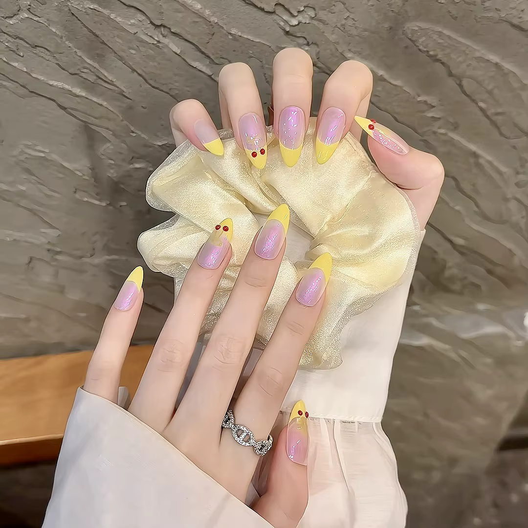 Presse à la main sur les ongles ours mignon faux