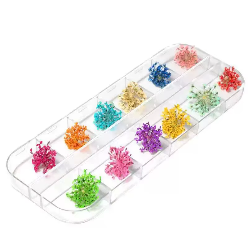 Décoration d'ongles avec fleurs séchées