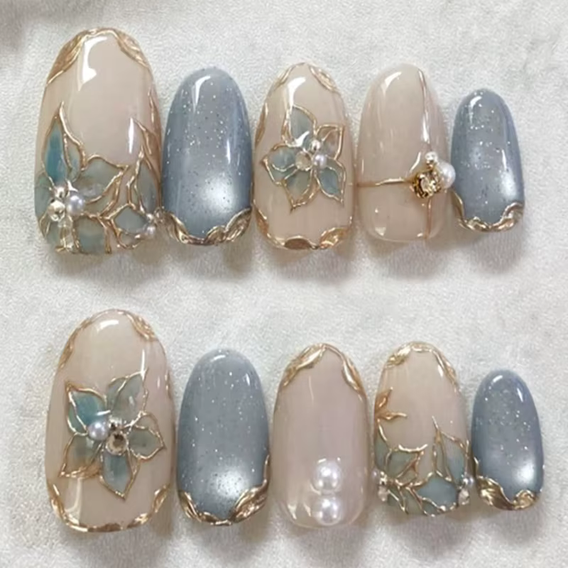 24 faux ongles courts en amande bleu œil de chat avec bordure dorée
