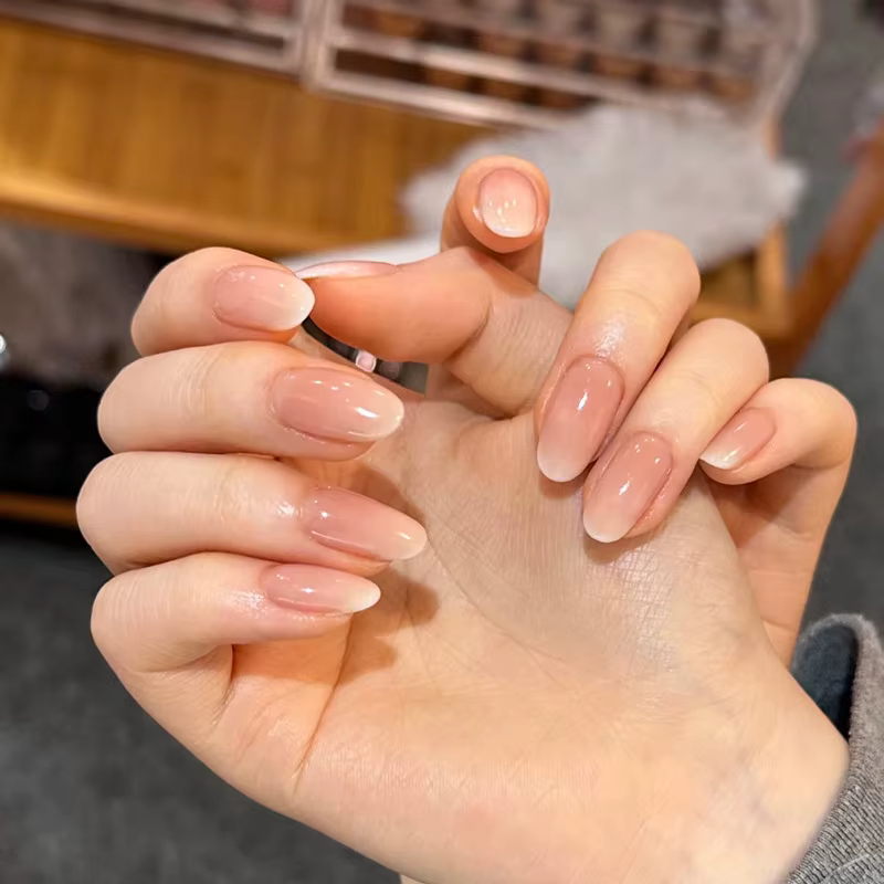 24 pièces tête ovale courte Blush rose presse sur les ongles avec des designs simples