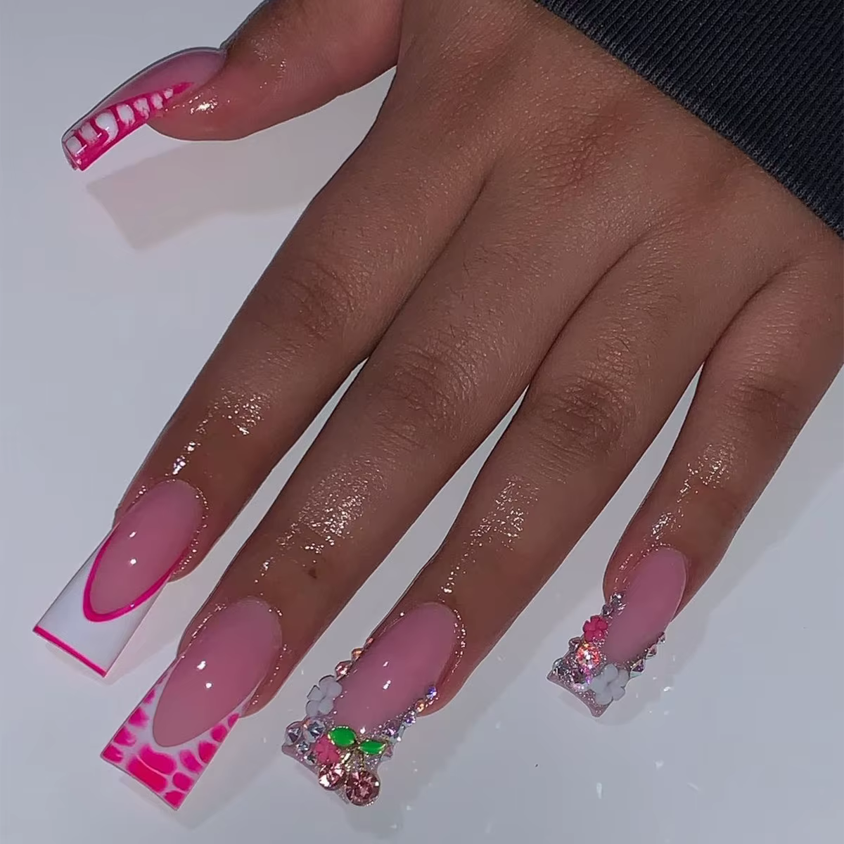Faux ongles courts à rayures zébrées