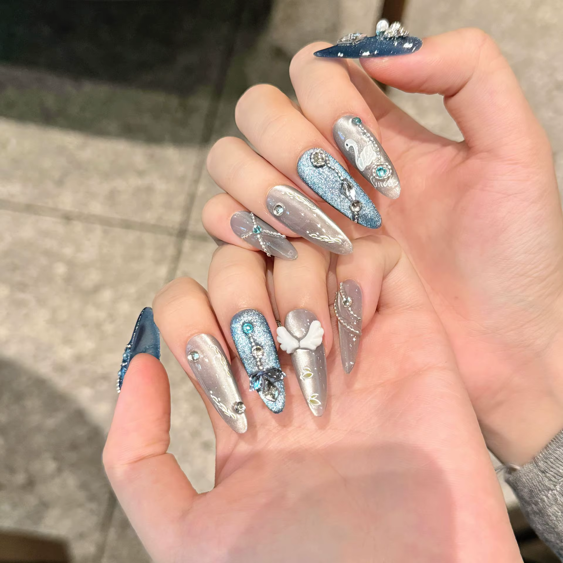 Faux ongles en forme de cygne blanc