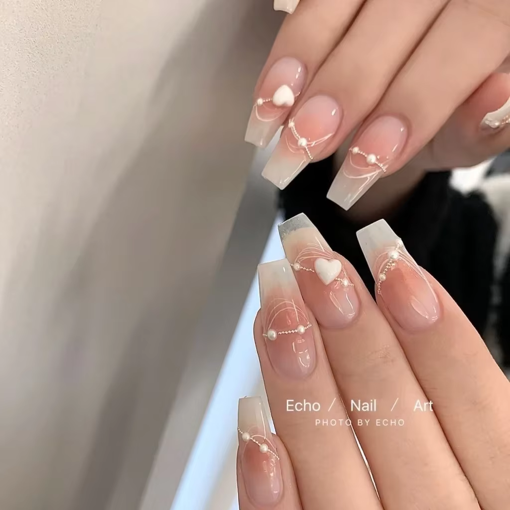 Rose Swoosh main porter ongles perle amour Blush