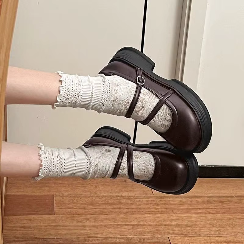 Nouvelles chaussures en cuir blancs pour femmes, style vintage français, à talon épais et semelle souple, idéales pour jupes, à talon carré.