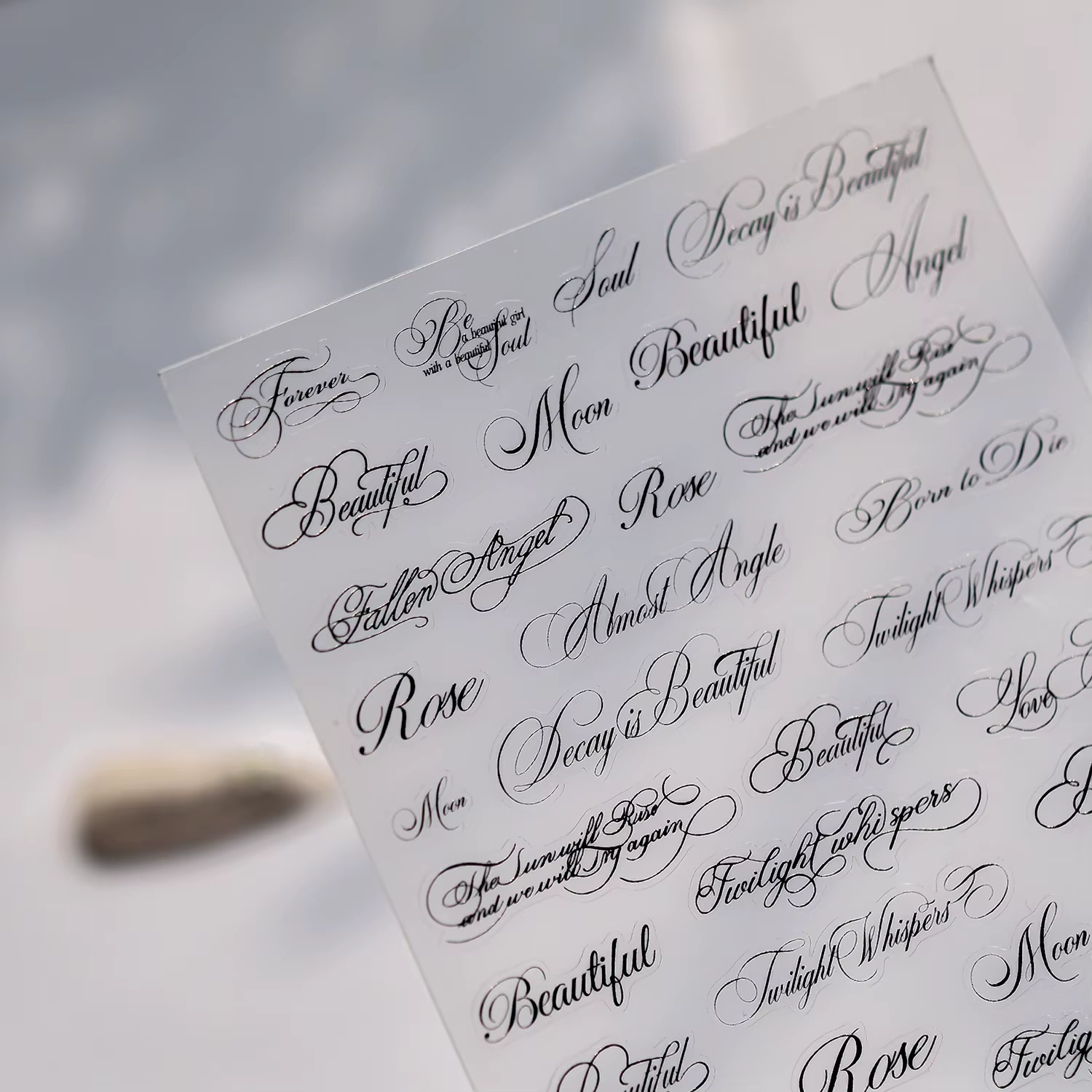 Autocollants pour ongles en lettres romaines noires et blanches