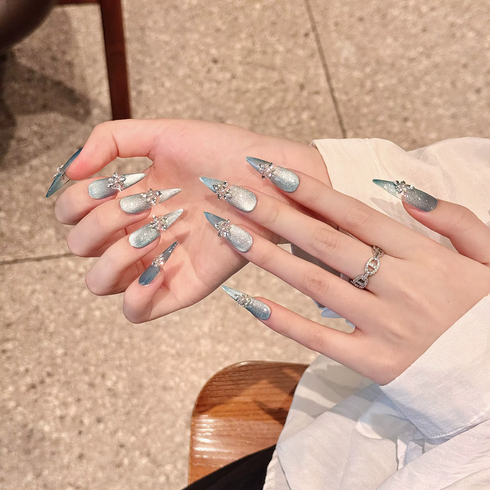 Faux ongles brillants faits à la main