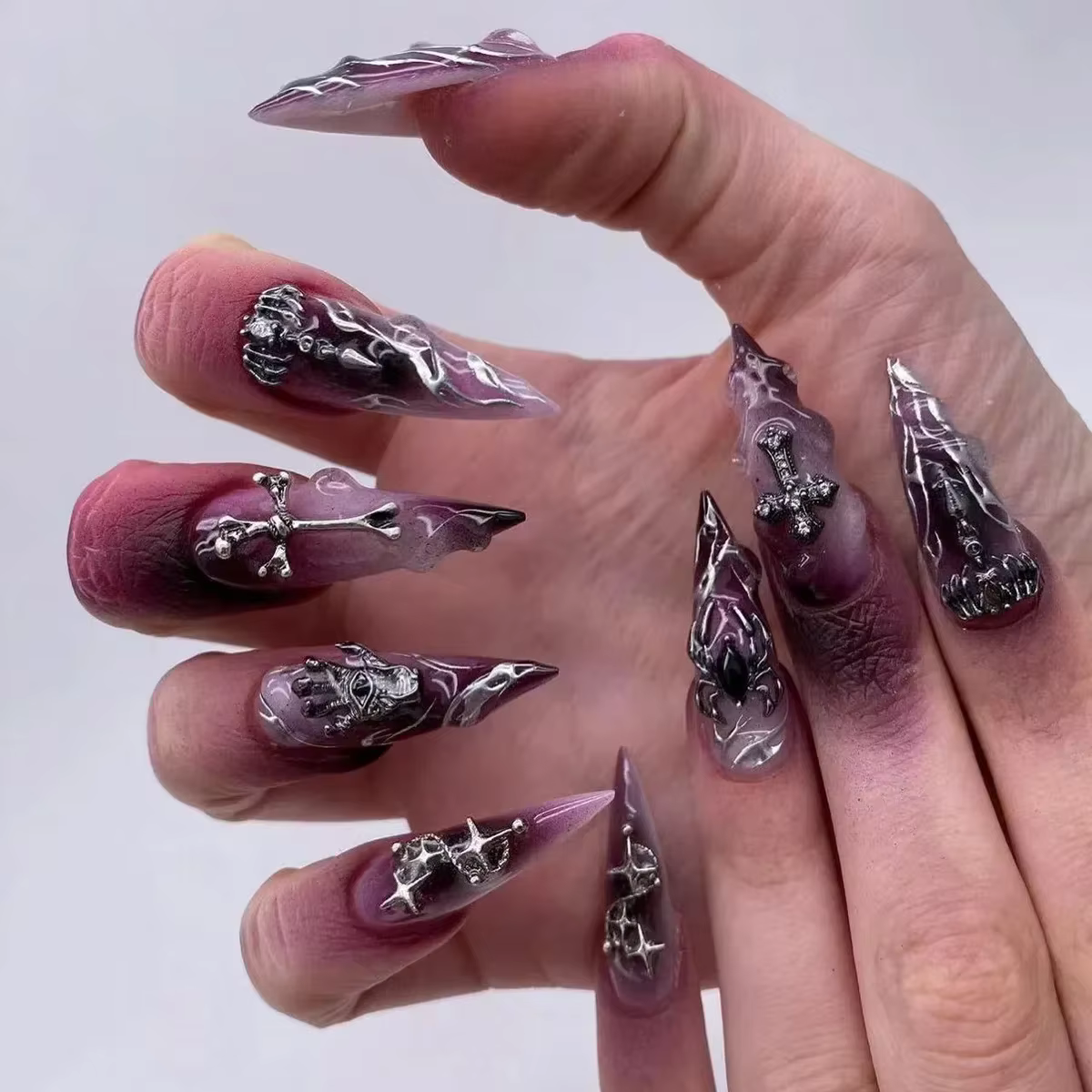 Faux ongles longs et pointus de style gothique