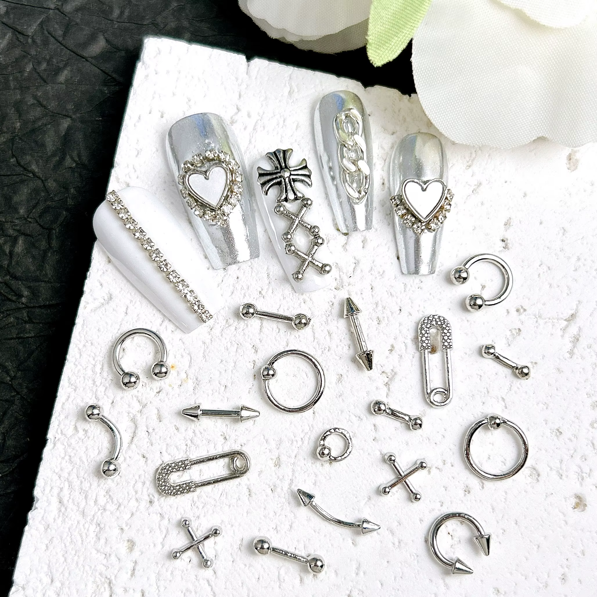30 pièces classique rétro boule ronde flèche incurvée Rivet ongles breloques 3D tricolore broche croix Nail Art