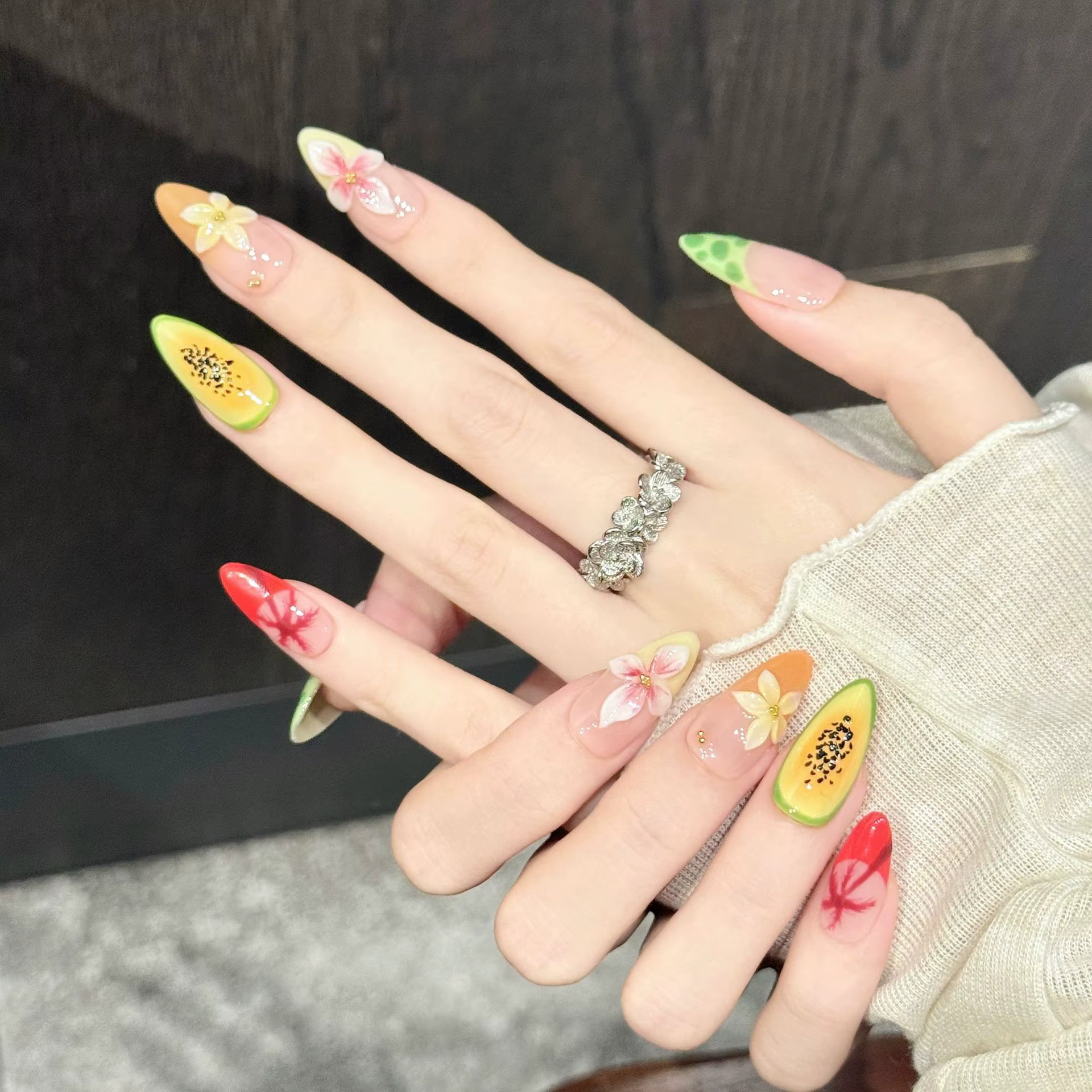 10 faux ongles en amande faits à la main