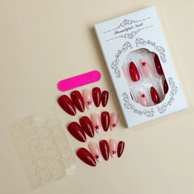 24 faux ongles brillants en forme d'étoile rouge avec une pointe gris-blanc