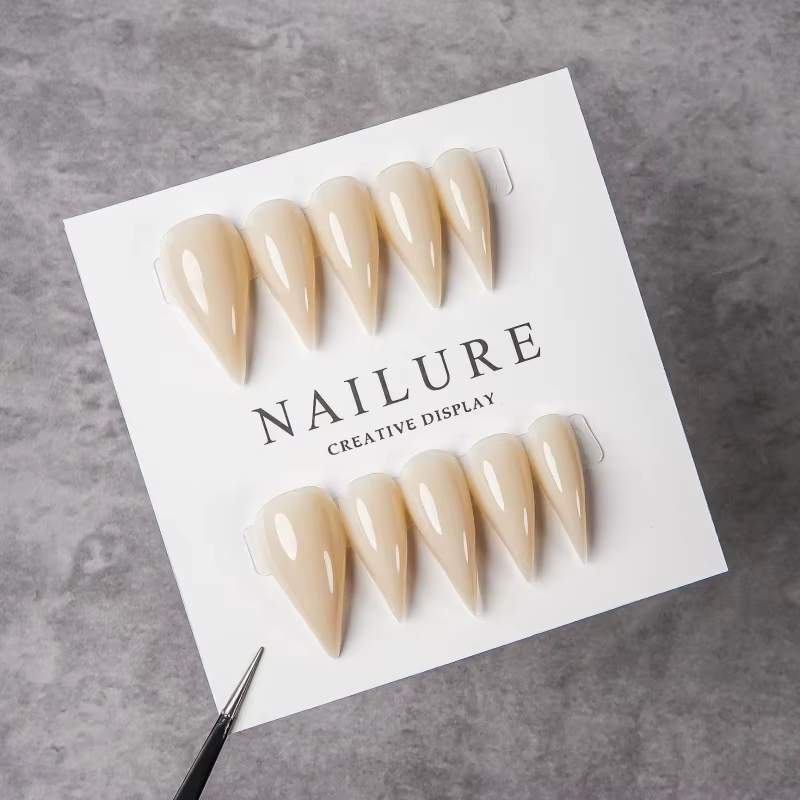 Faux ongles longs à talon aiguille couleur nude