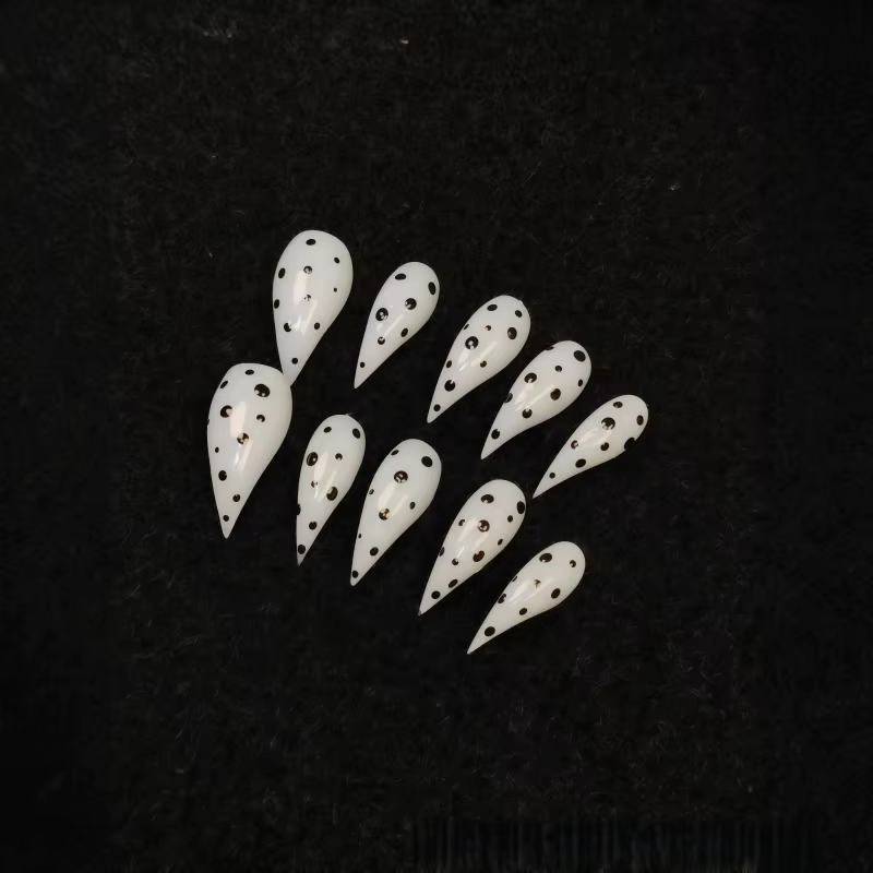 10 faux ongles classiques noirs et blancs à pois