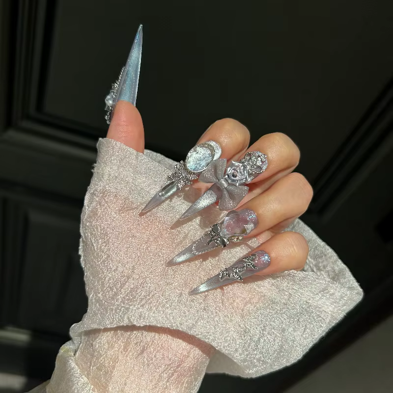 10 faux ongles faits à la main