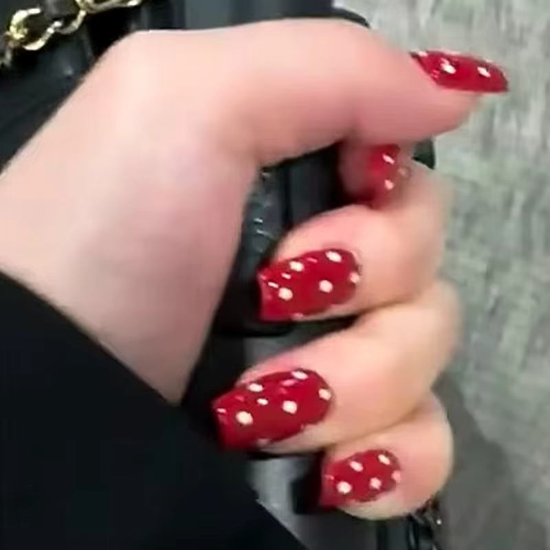 Faux ongles rouge brillant de style japonais coréen pour femme