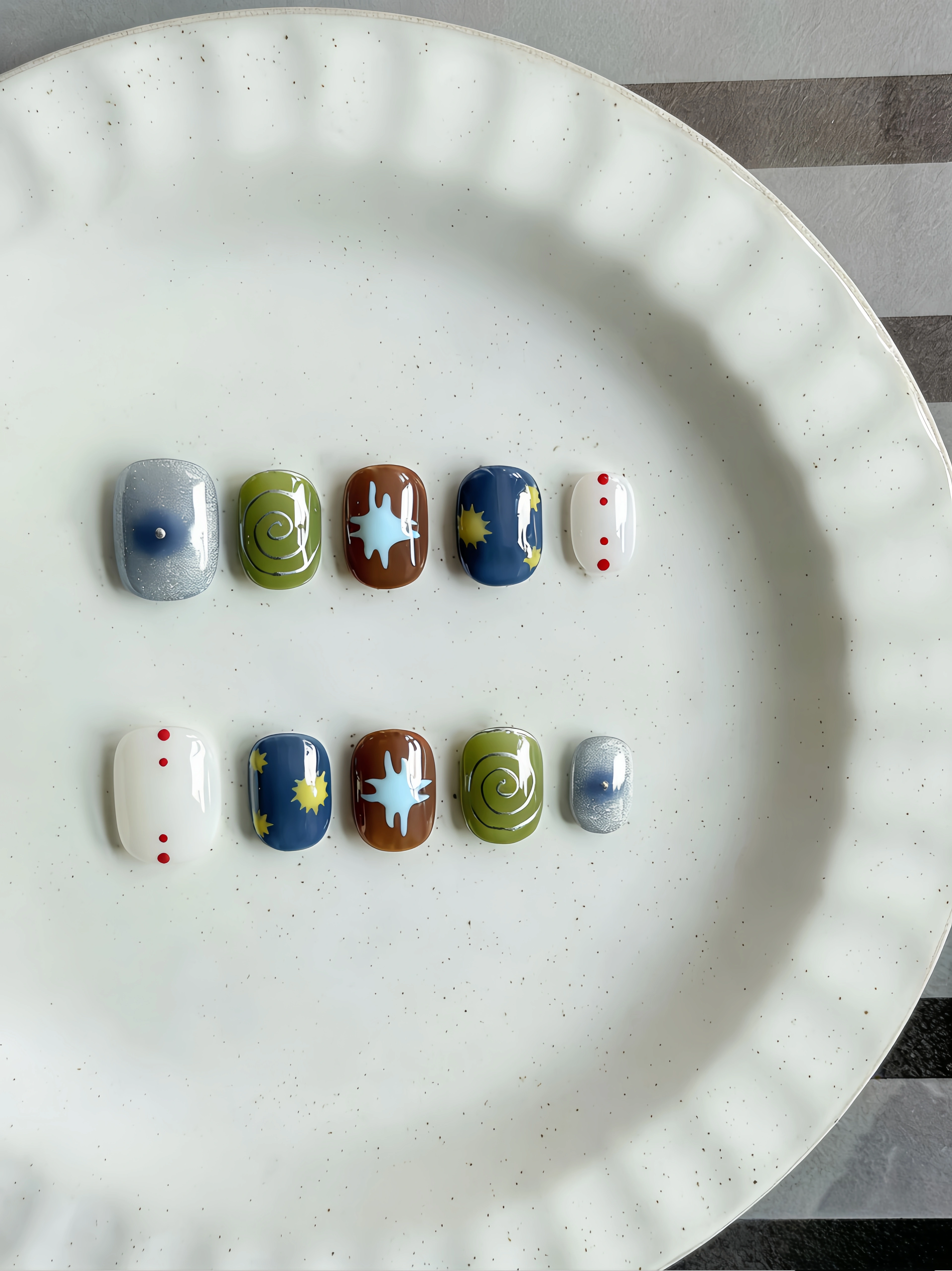 Dix faux ongles carrés courts