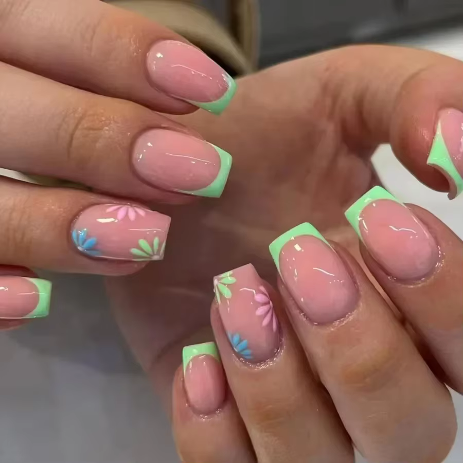 Faux ongles français courts avec colle