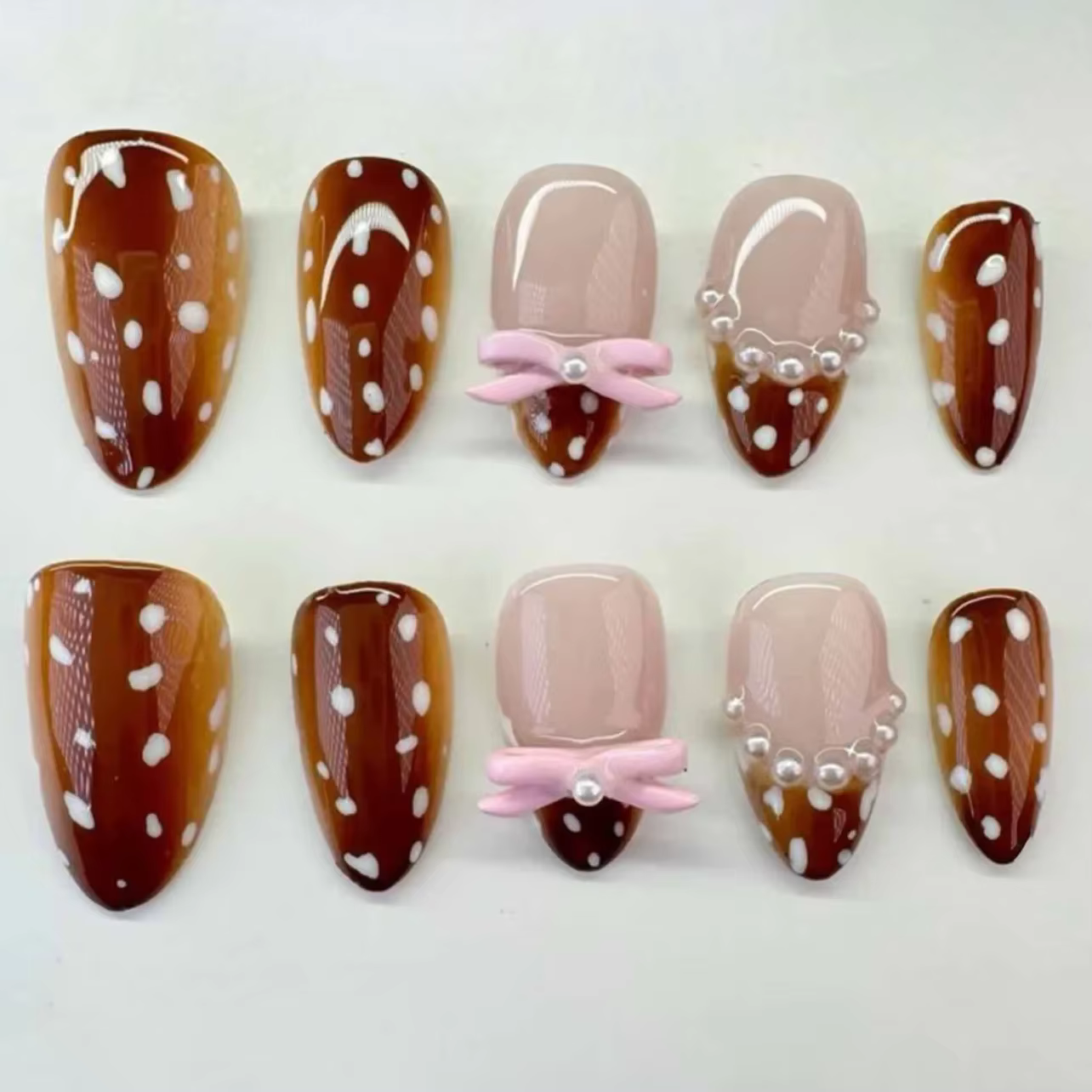 24 pièces blanc amande presse sur ongles noir à pois faux