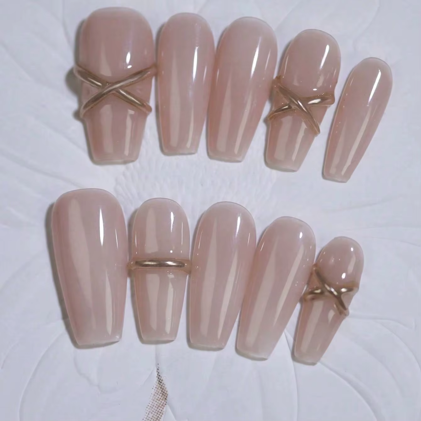 10 ongles artificiels faits à la main en forme de cercueil, magnifiques faux ongles, lignes simples rose nude, adaptés aux femmes.