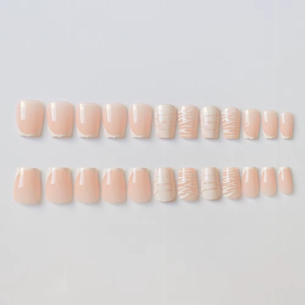 Faux ongles courts en T à la mode