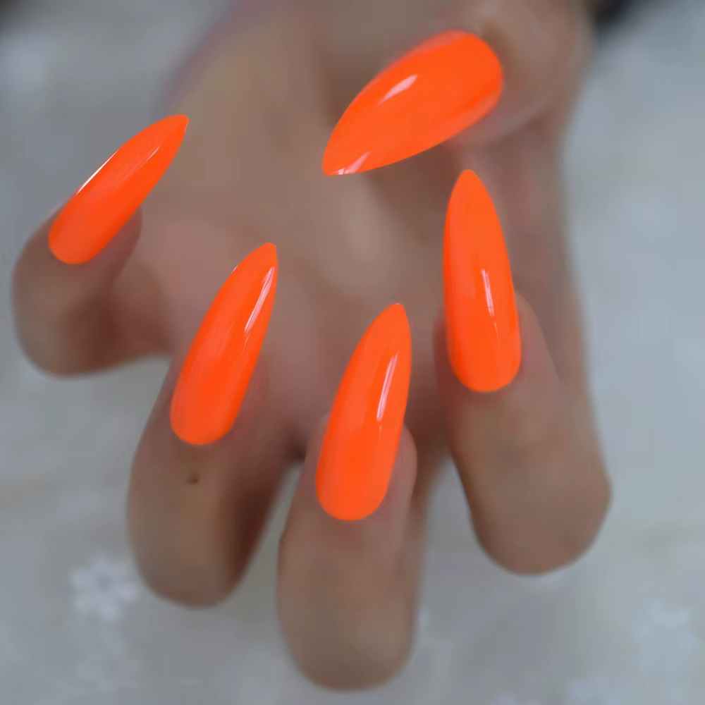 Faux ongles néon extrêmement longs