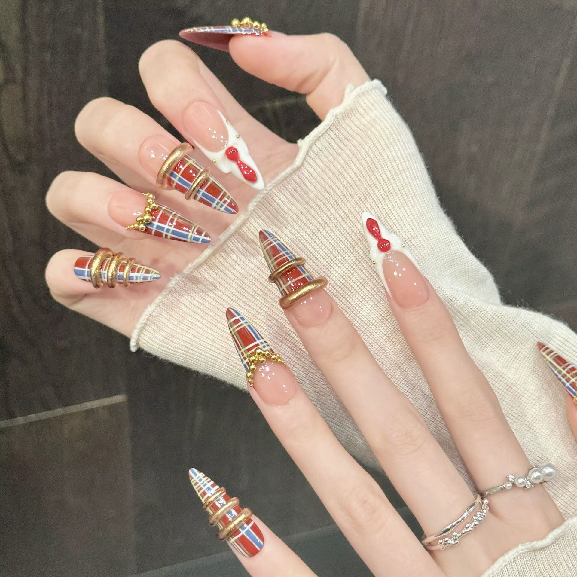10 faux ongles longs et pointus faits à la main