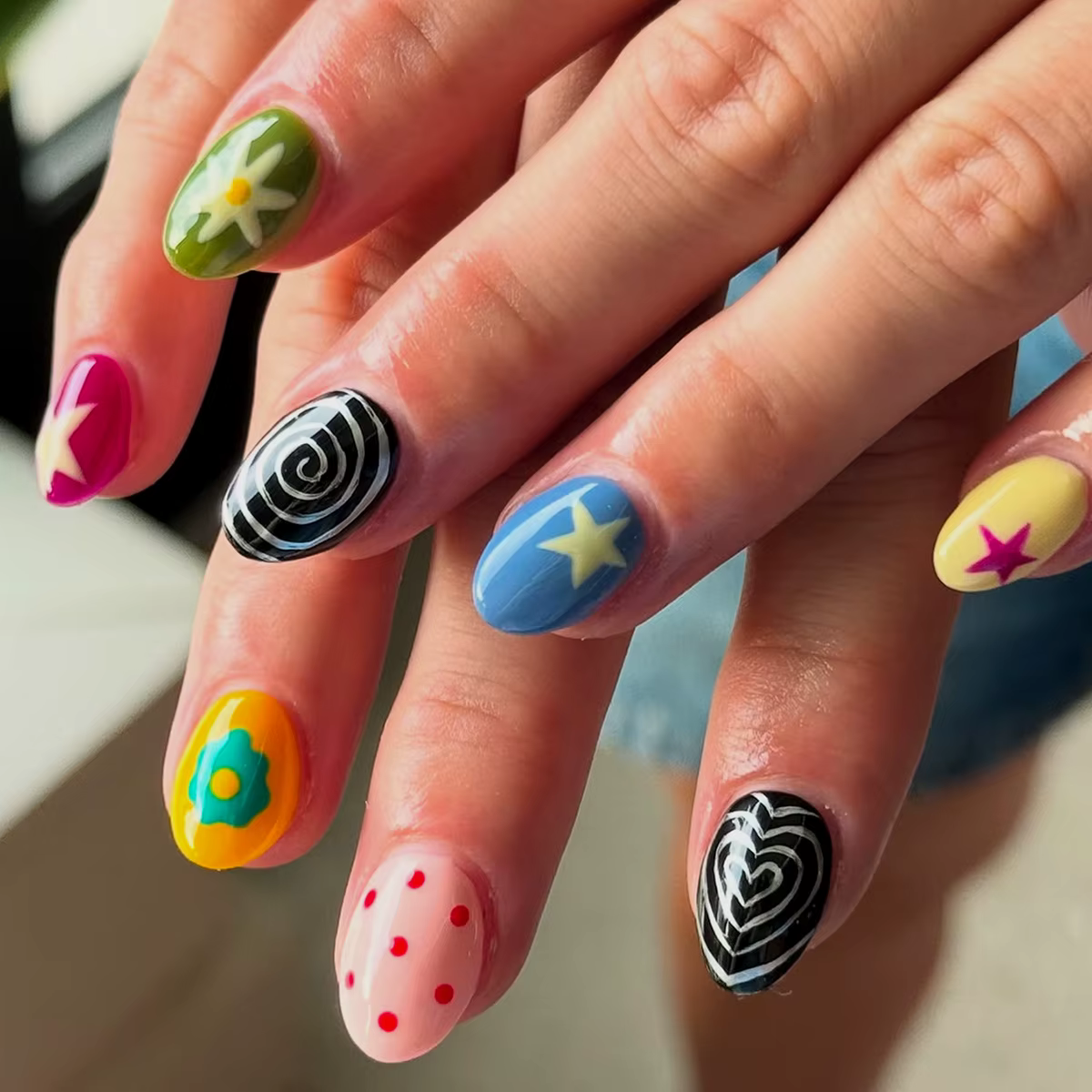 24 pièces faux ongles colorés doux Cool Dopamine presse sur Ins ongles court ovale tourbillon amour étoile à pois modèles faux ongles conseils