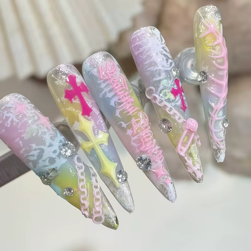 Moule en silicone 3D pour nail art style gothique sombre avec lettrage croisé