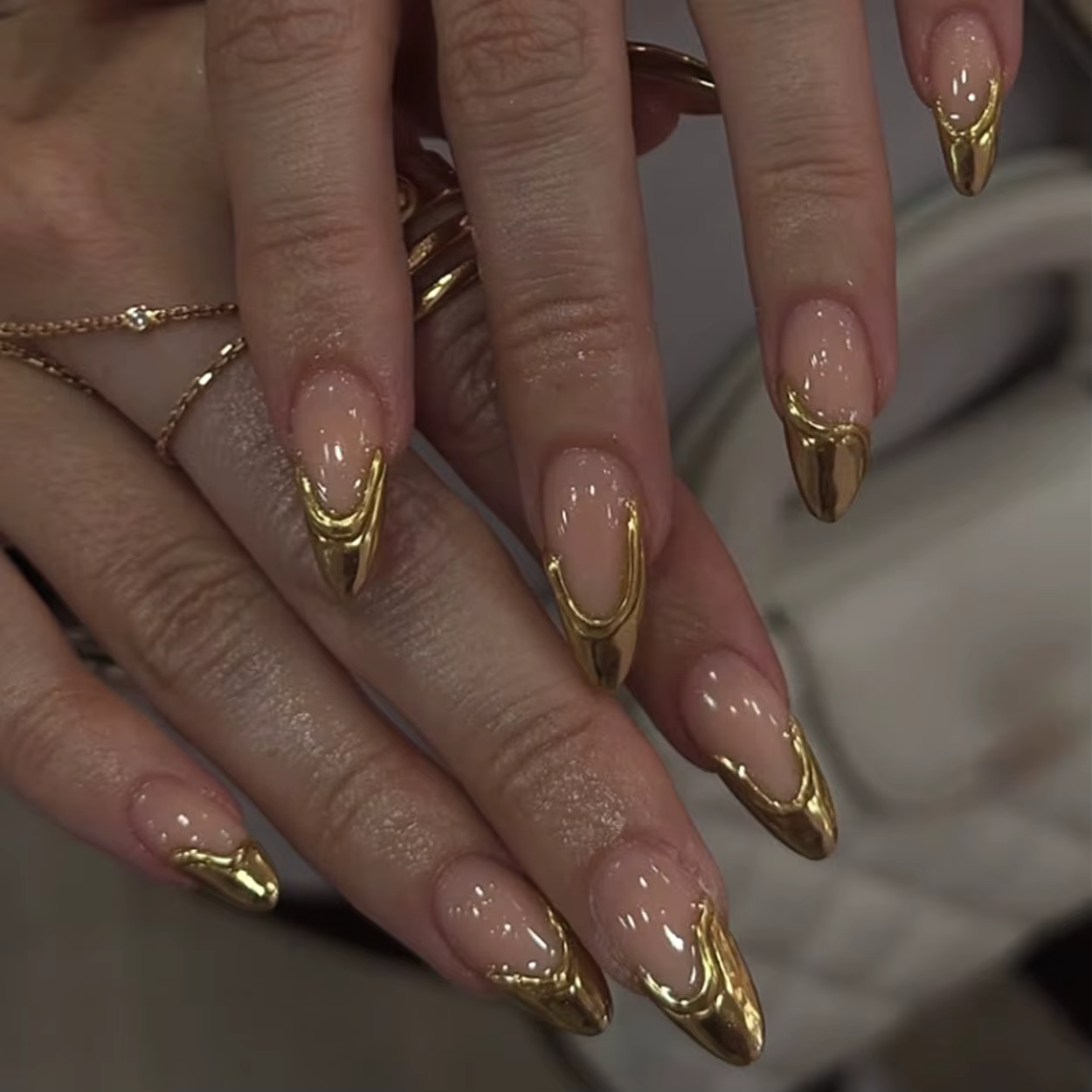Faux ongles amande 3D dorés et noirs