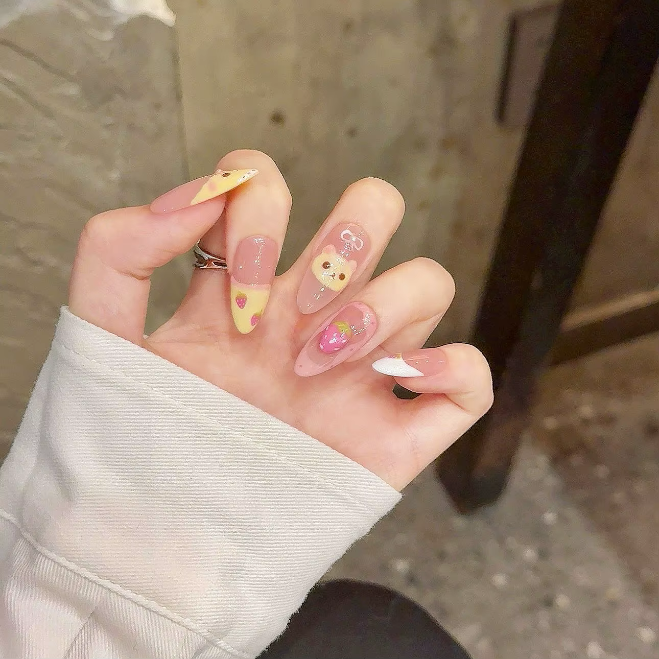 Presse à la main sur les ongles ours mignon faux