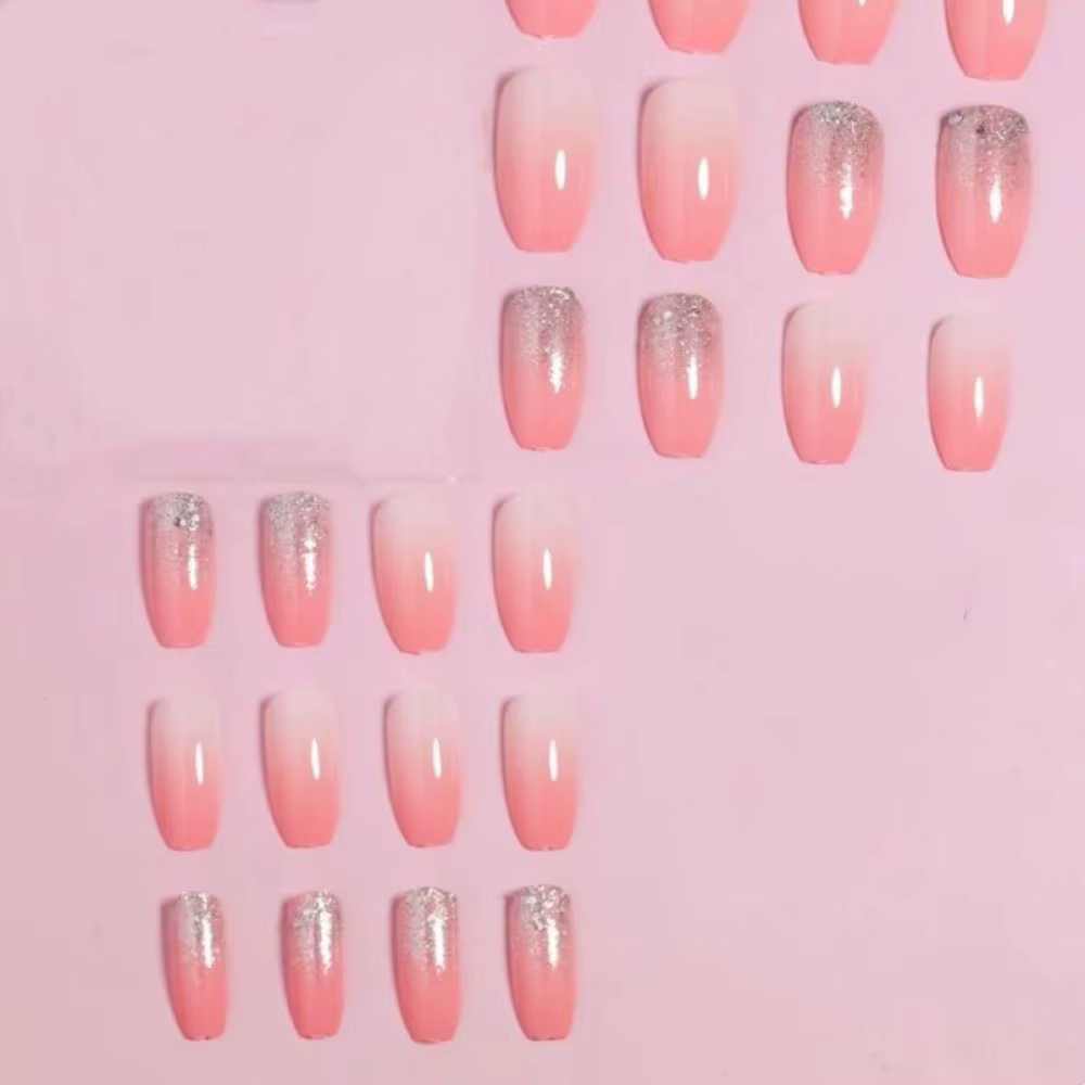 Faux ongles en forme de cercueil