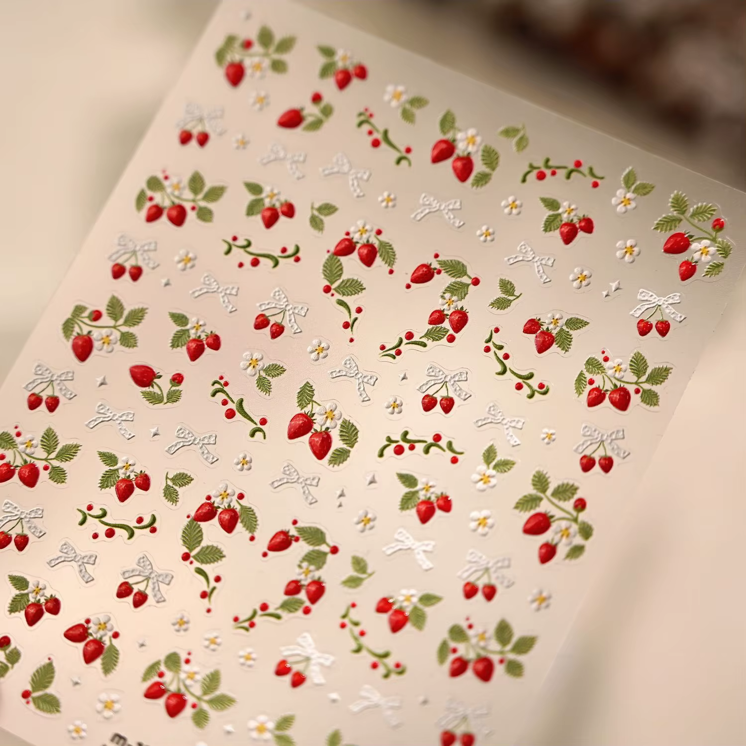 Autocollants 5D pour ongles motif vigne de fraises printanières