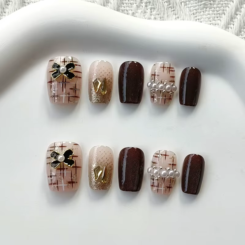 Femmes à la main papillon violet avec diamants conceptions scintillant oeil de chat presse sur les ongles pièce d'ongle