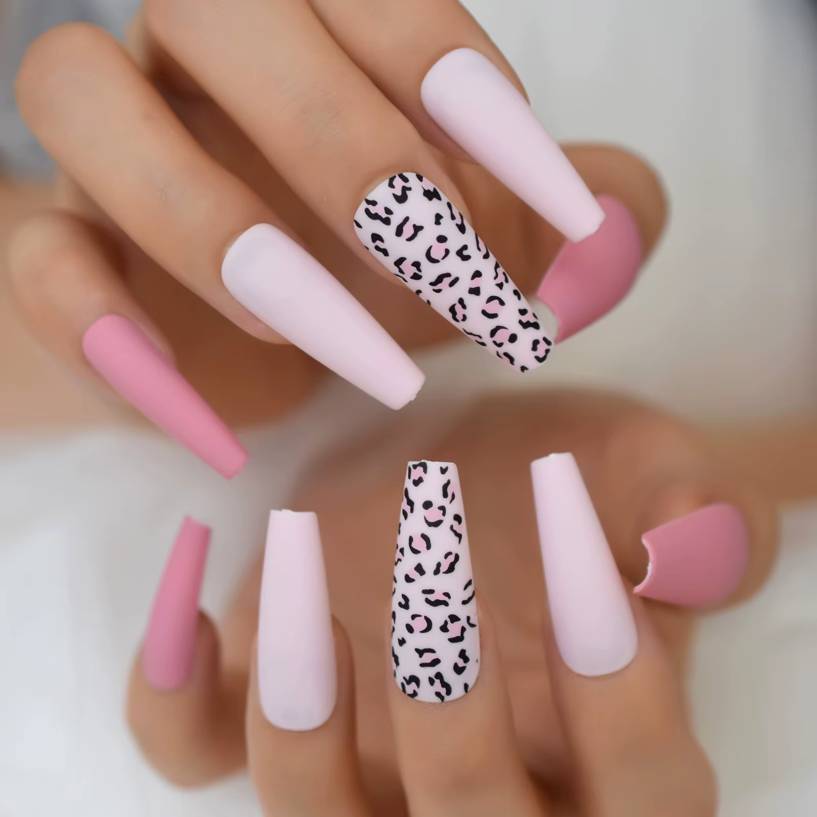 Faux ongles ballerine super longs colorés avec des motifs léopard