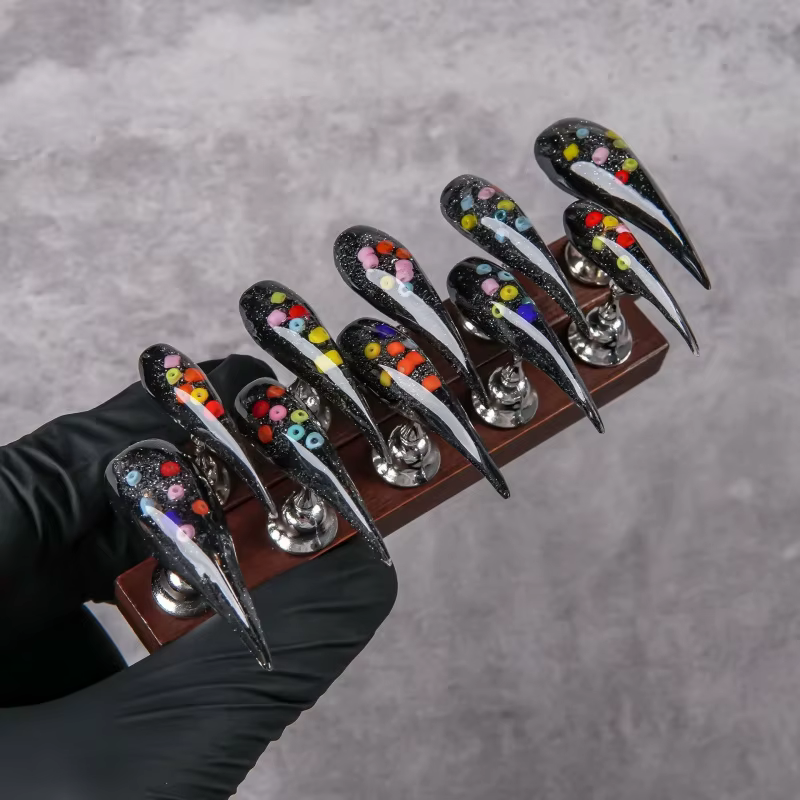 Faux ongles à presser noirs et argentés à paillettes
