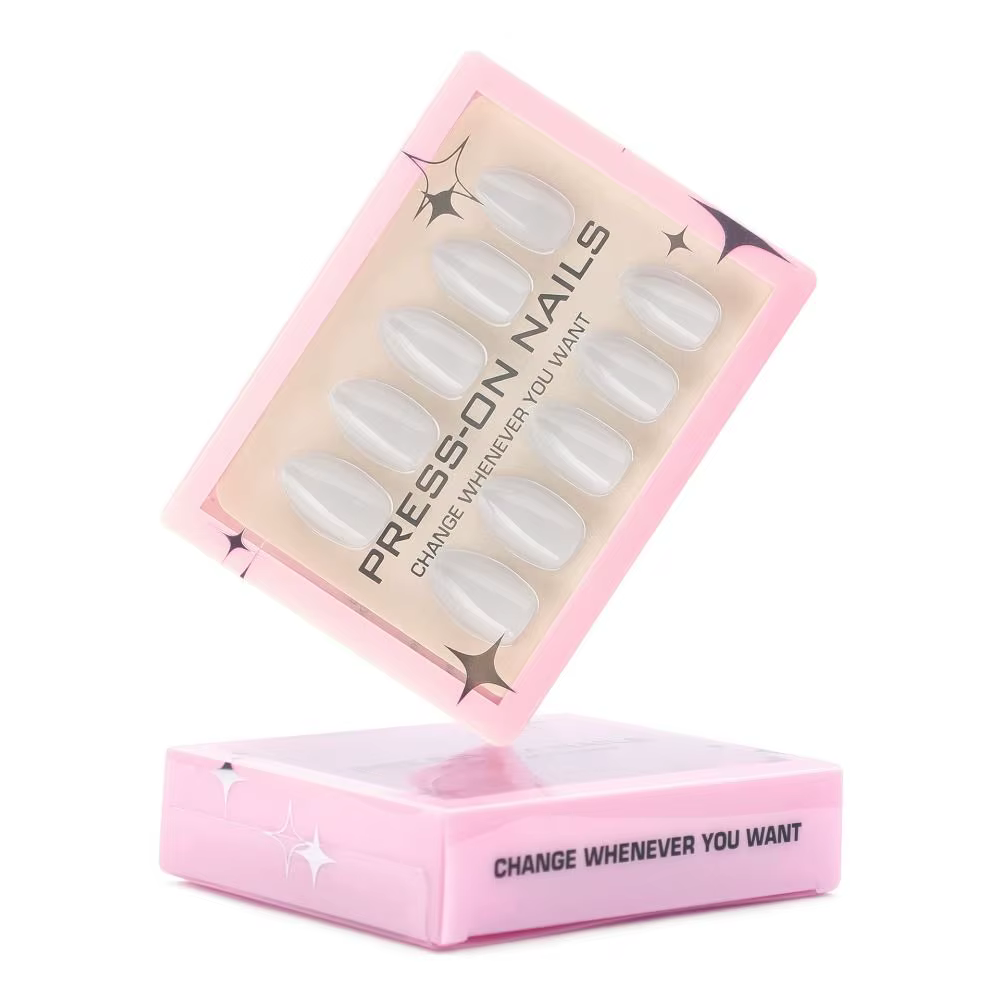 Faux ongles longs en amande pour manucure