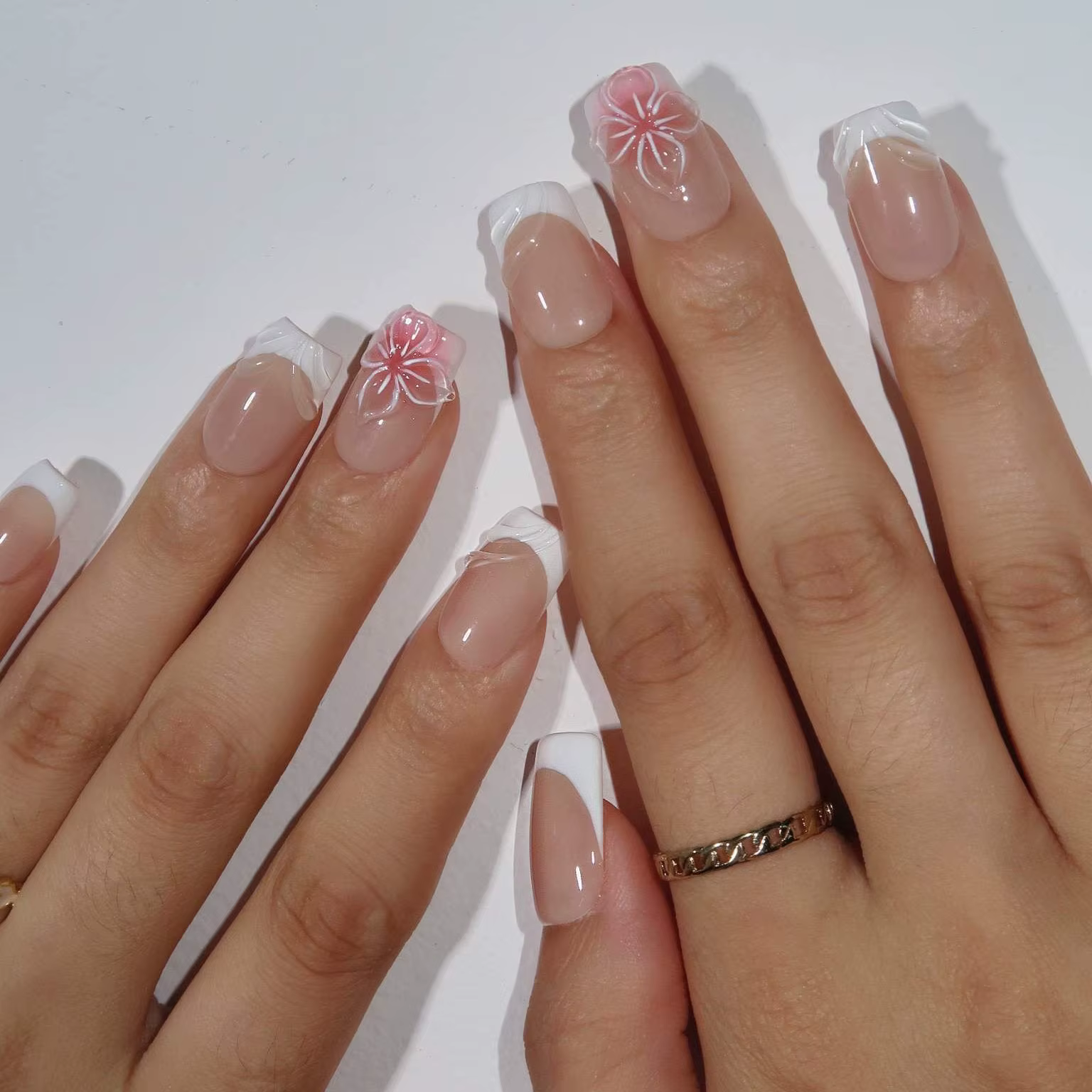 Presse à la main sur les ongles fleurs blanc pointes françaises 3D fleur rose court faux