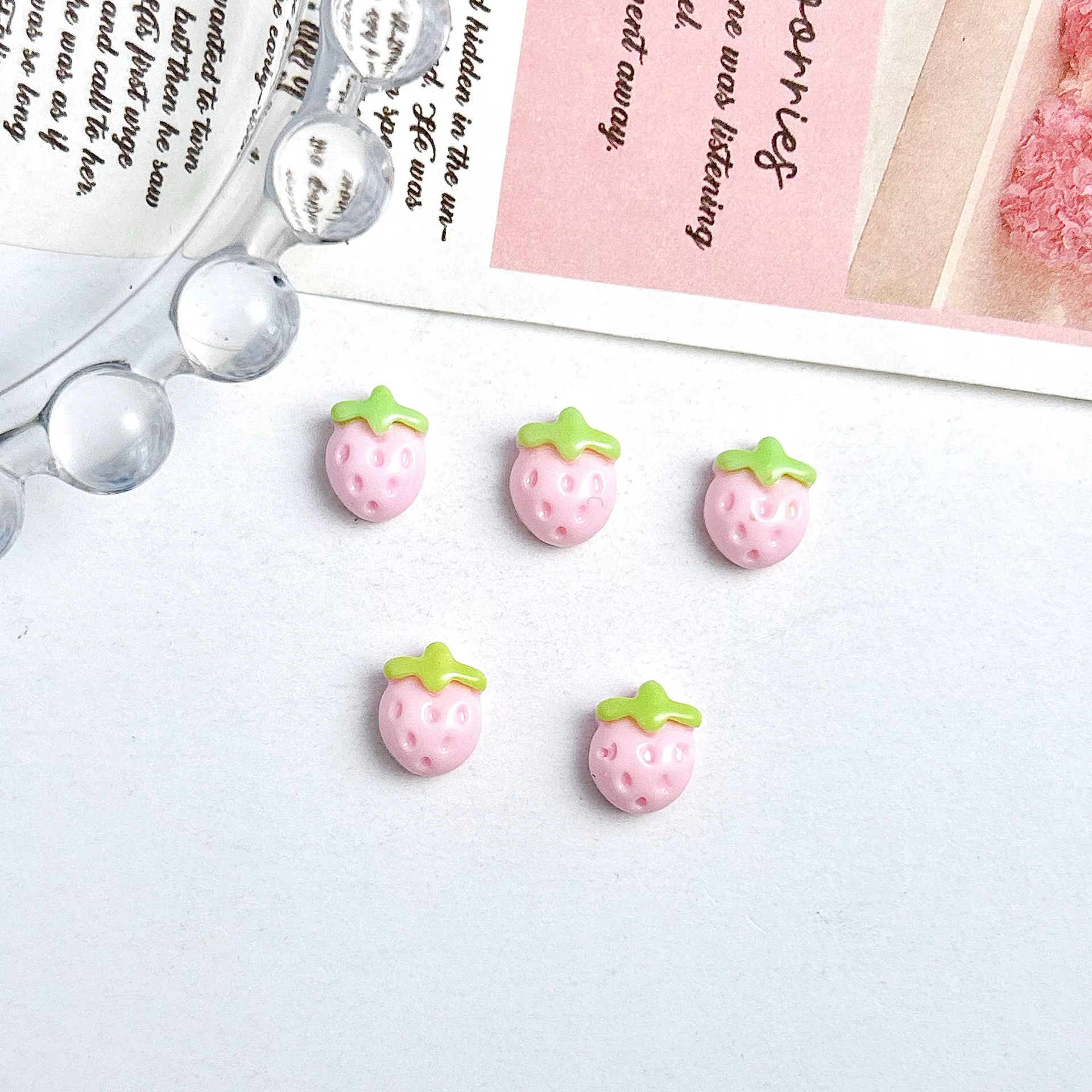 Breloques pour ongles en résine de fraise