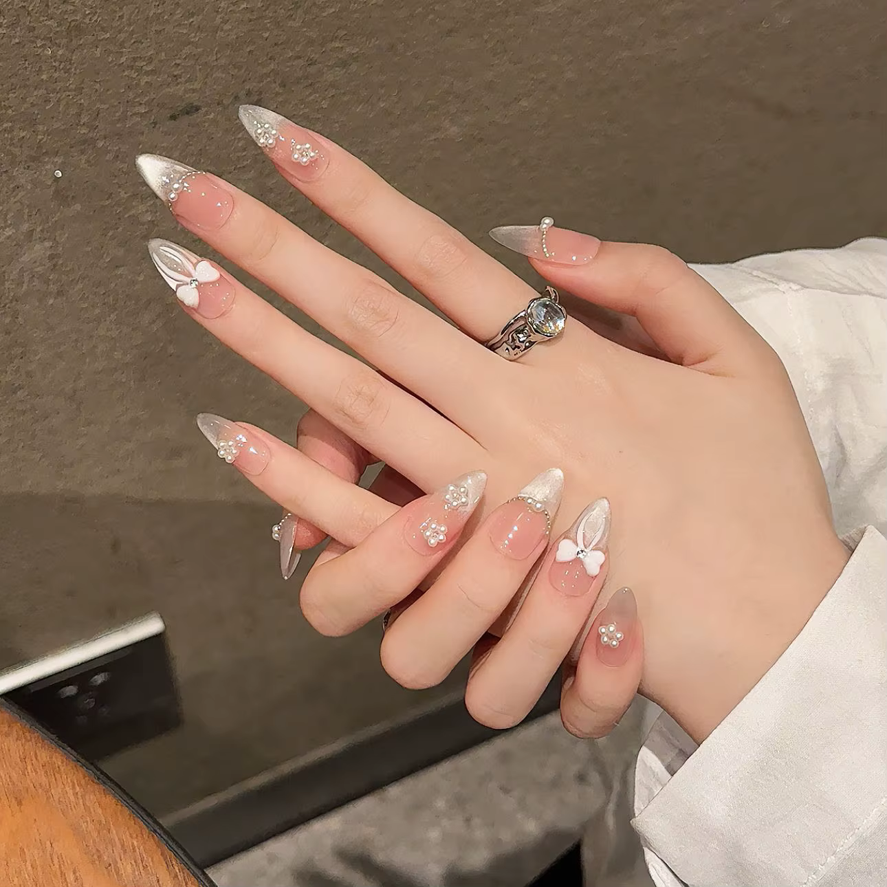 Presse à la main sur les ongles doux nœud papillon perle décor français faux