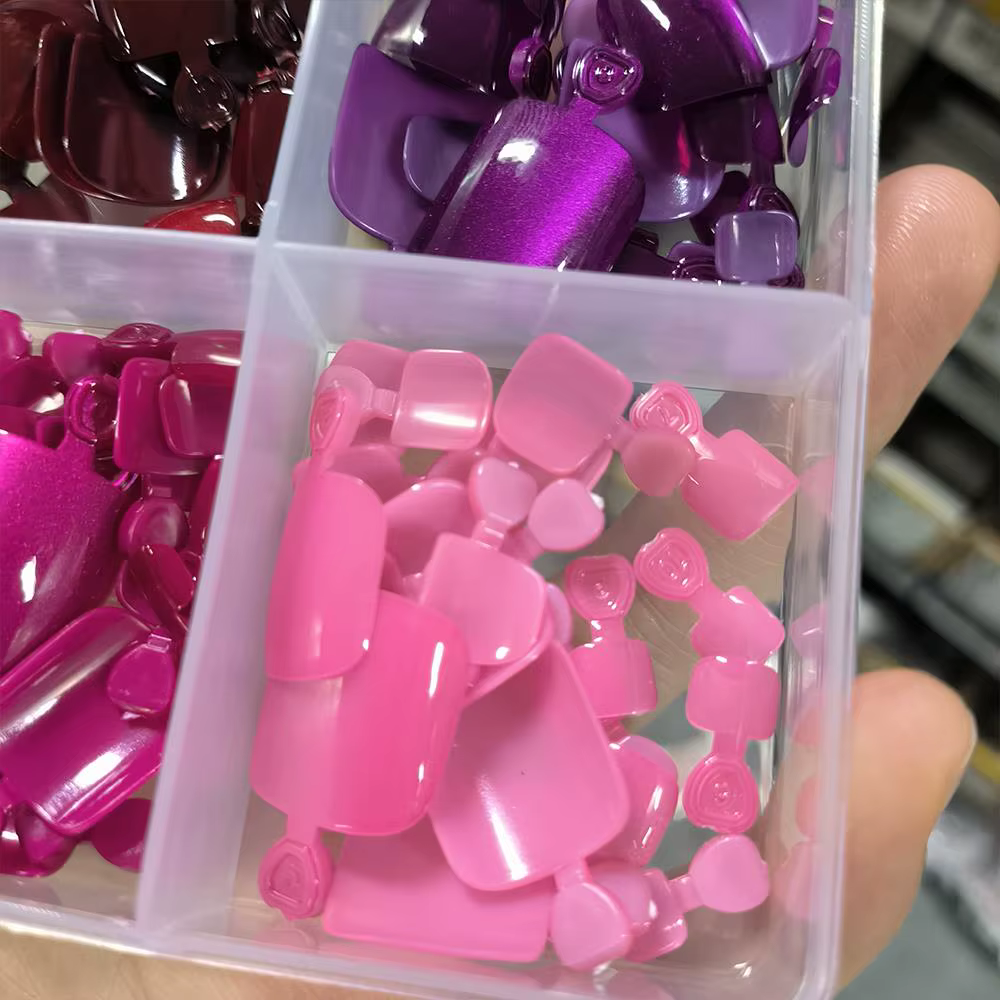 96 pièces 4 couleurs oeil de chat faux ongles courts carrés couverture complète presse