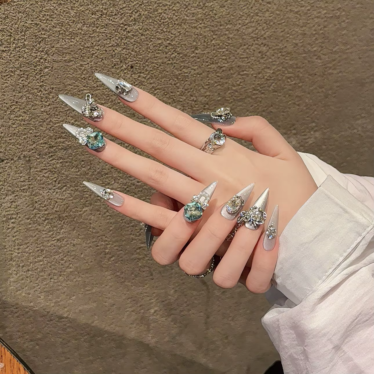 Presse à la main sur les ongles brillant rose oeil de chat faux